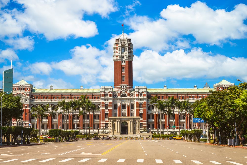 新政府在美中兩強競逐中，要面對如何迴避戰爭風險的安全策略挑戰，賴清德政府既須維護台灣的主權，亦須為台灣2,350萬人民謀取實質的利益和福祉。