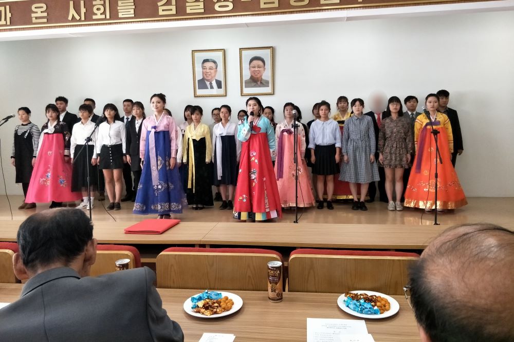 金日成綜合大學的中國留學生們進行表演活動。