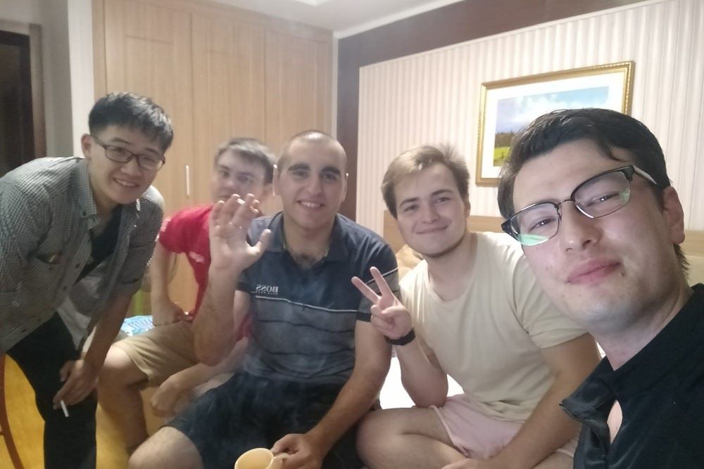 我與一位同宿生（最左）以及幾位來自俄國的交換學生。