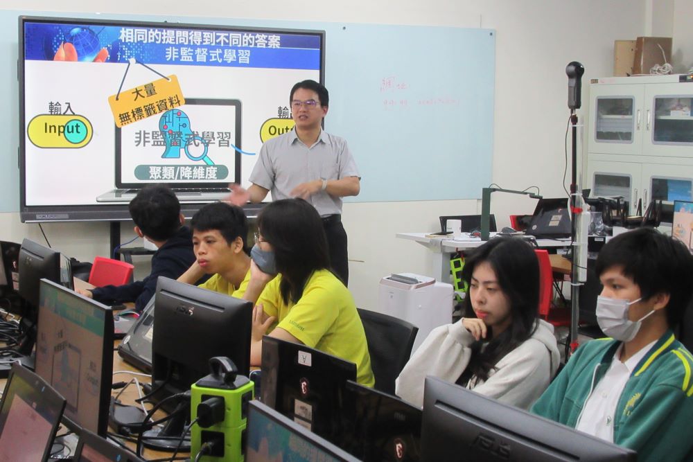 學生利用ChatGPT撰寫程式、完成心得報告，在新興科技的輔助下，學習如何做資訊的主人。