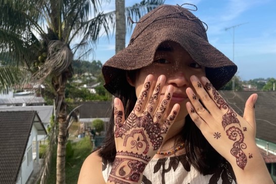 這次回家，爺爺帶我和妹妹去印度人的美容院畫印度手繪（henna）。多元文化是馬來西亞的日常。