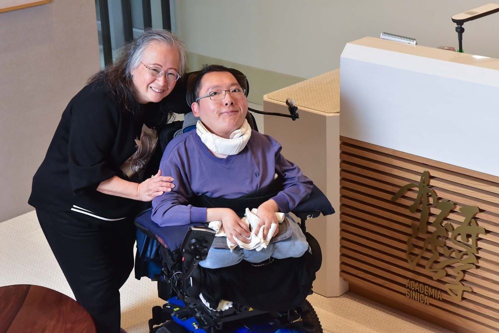 陳俊翰（右）於2月11日凌晨不幸逝世，陪伴在側的是不放棄他的母親（左）。
