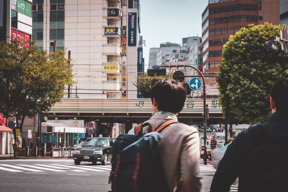 「不做任何事」的服務，看似沒有價值，竟然在日本引發討論，而且生意絡繹不絕。這反映了日本的什麼社會現象？圖為示意圖。