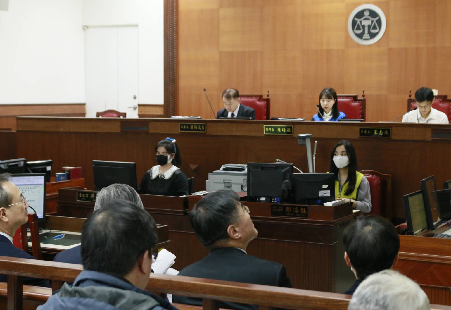 圖為台灣高雄少年及家事法院舉辦首場「精神衛生法專家參審模擬法庭」，就精神衛生法中醫院向法院聲請強制住院等事件改採專家參審模式進行演練。本圖非作者文中所敘述的場次。
