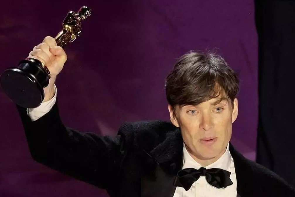這位飾演原子彈之父奧本海默的演員齊里安墨菲（Cillian Murphy）在領獎致詞時，特別提到他以身為愛爾蘭人為榮。他在台上的最後一句話「Go raibh míle maith agaibh」是愛爾蘭語，意思是百萬個感謝。