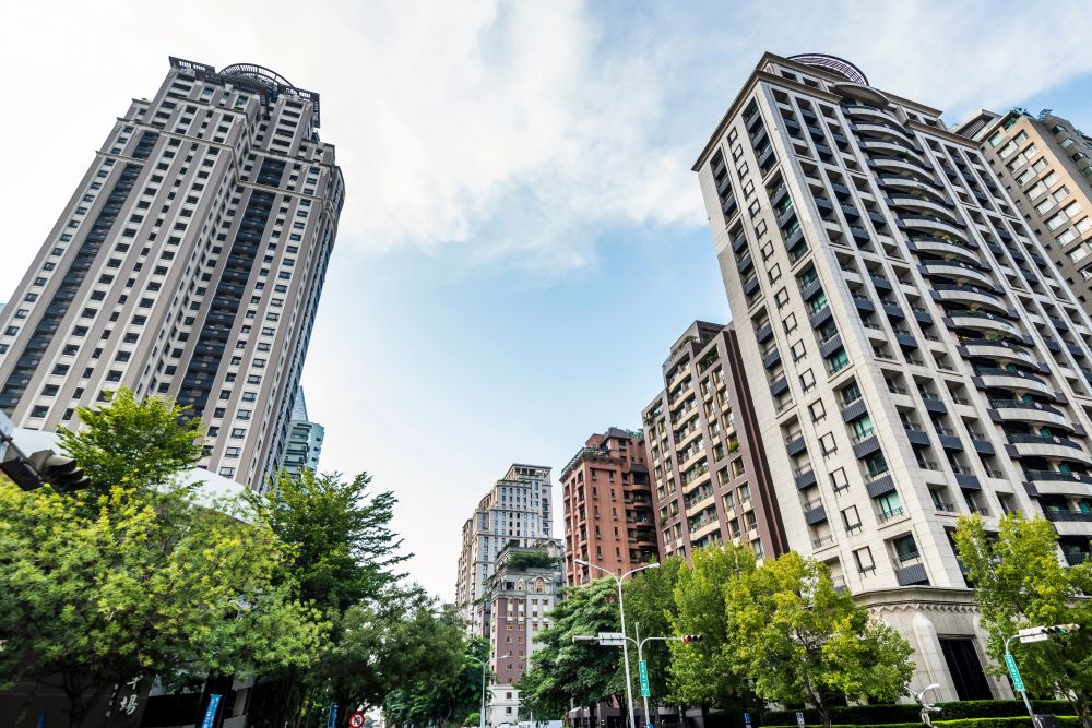 內政部無視地方政府現實與民間反對，強行通過「身分別市價打折」的不合理計價方式，並宣布將由今年7月開始上路實施。