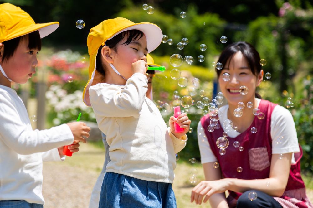 政府應該透過修正管理制度，幫助幼托機構有效且永續提升品質，以符應幼托人員以及有送托家庭的需求。