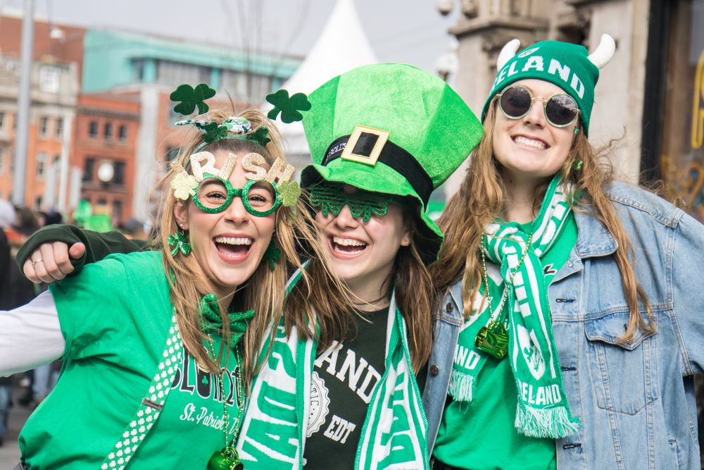 3月的愛爾蘭是全民瘋聖派翠克（St. Patrick）的月份，翡翠島各地都會舉辦大大小小的綠色主題遊行。