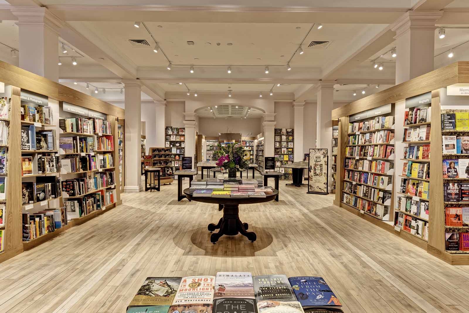 巴諾是美國最大連鎖書店，在鄧特接手整頓後，在2021年爬出營運谷底，相較疫情前營收上升3%。