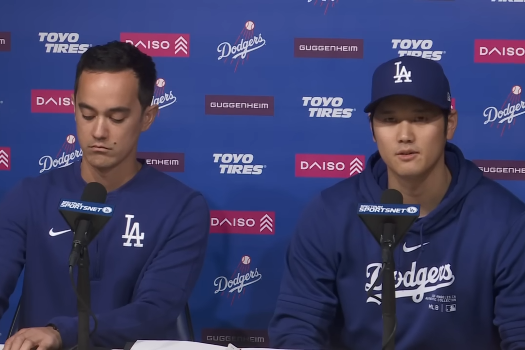 圖為大谷翔平在記者會上，正面回應媒體關於他親如兄弟的前翻譯水原一平涉賭一事。