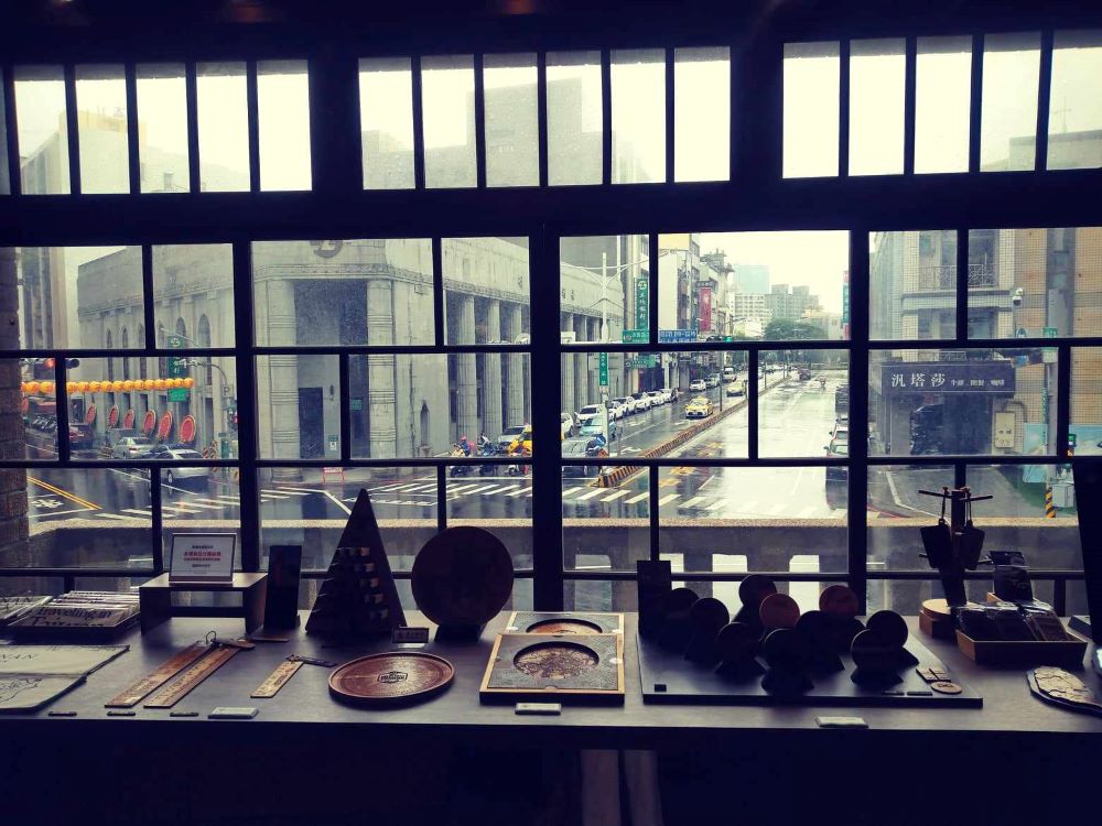 2023年，從林百貨窗口看到的雨中街景，對面的建築是昔日勸業銀行，現在的土地銀行。
