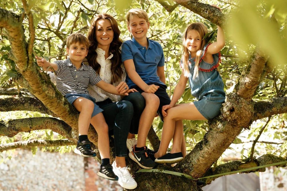 去年英國的母親節時，皇室的社群網站貼出凱特王妃（Kate Middleton）與3名子女的合照。