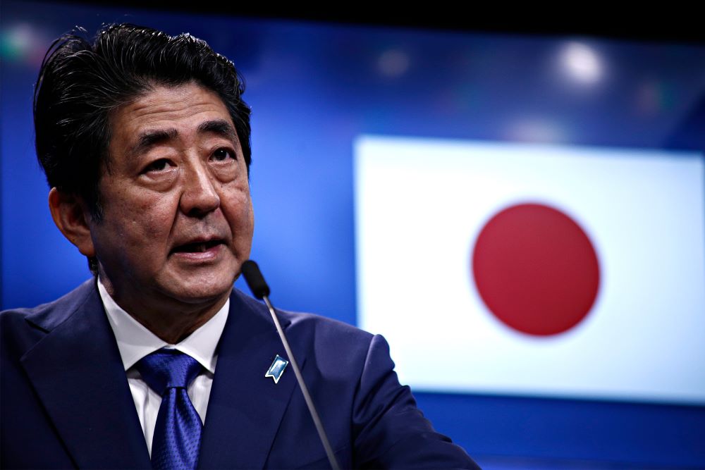日本紀錄片《妖怪的孫子》勇敢揭發近年政壇黑暗面，影片中的主人翁是兩年前被槍殺的元首相安倍晉三。