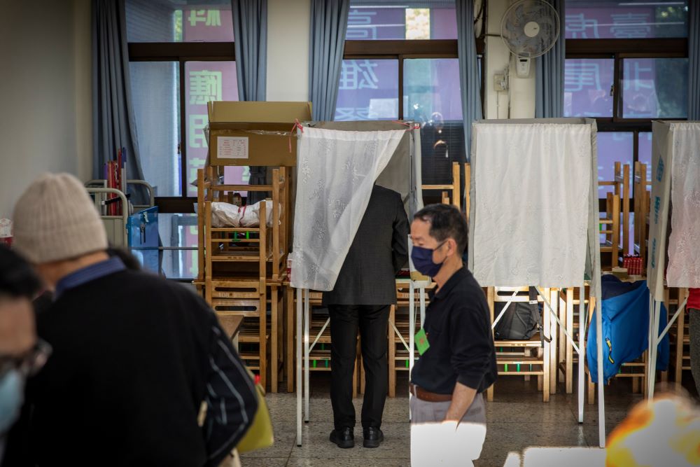 為何獲得多數民意支持的不在籍投票，卻在過去20多年遲遲無法施行？過去研究及評論最常提出的觀點即是「執行困難」、「信任不足」及「政治算計」。
