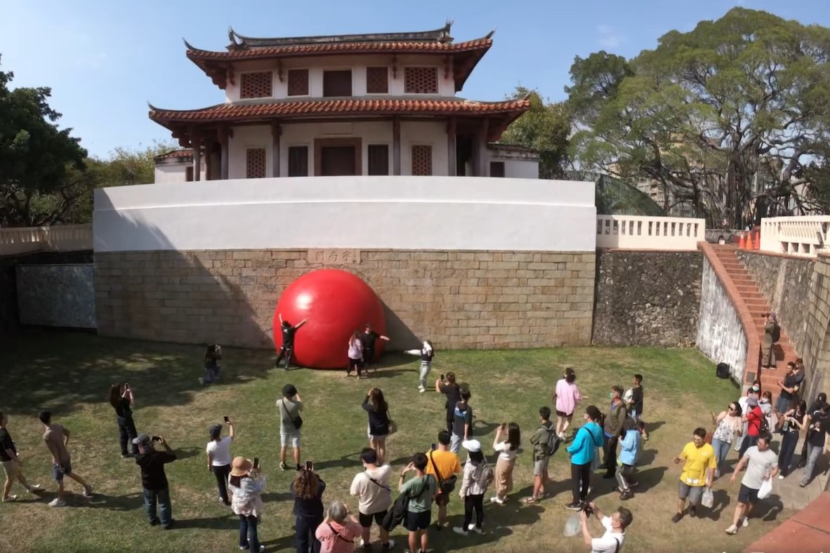 大大的紅球進駐台南的最後一站──大南門城，卡在銘刻著「寧南門」這內城城門上，卻意外地成為某種象徵。
