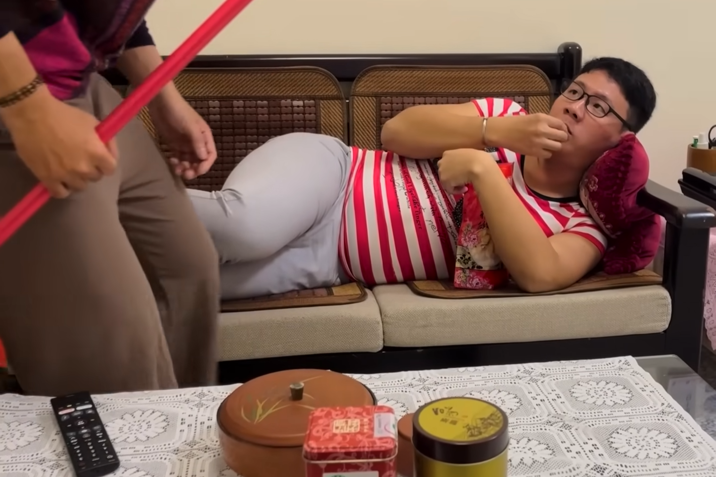 〈月嬌的婚姻危機：什麼！月嬌想離婚了？〉凸顯了阮月嬌兇惡的面部表情及潑辣的語言、欺壓婆婆的行為，影片中亦離不開性暗示，藉此植入廣告商品謀利。