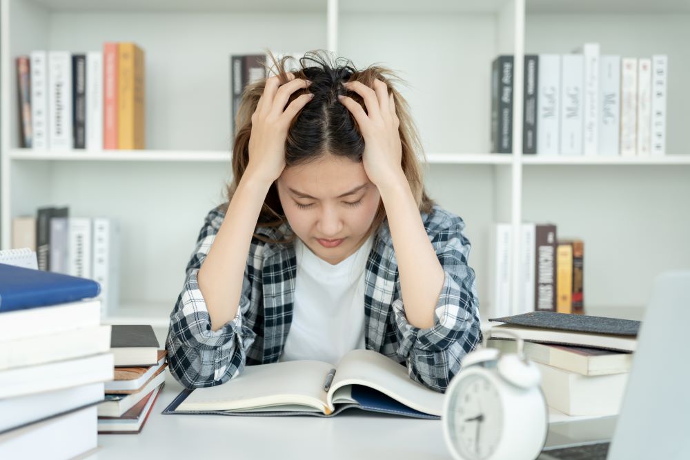 在學習英語時，詞彙測試和語法測驗無法帶學生走得更遠。台灣現在在考試上表現很出色，但下一代需要的是獨立、創造性地使用英語進行國際交流。