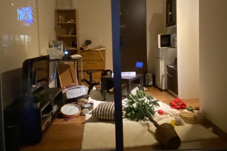 在地震發生後，居家亂成一團的狀況下不容易取得防災包，所以隨身防災包可以放置在身邊，圖攝於東京防災機構。