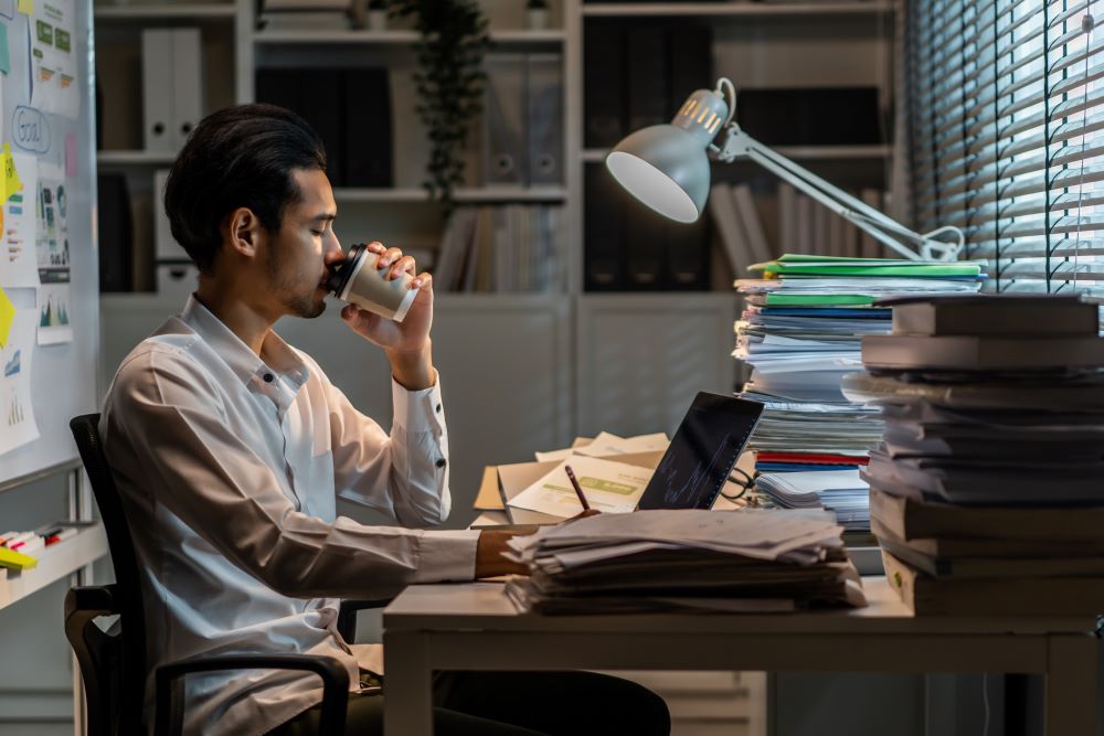 「血汗司法」的呼聲愈來愈常見，有什麼方式，能改善司法第一線人員的血汗情況？
