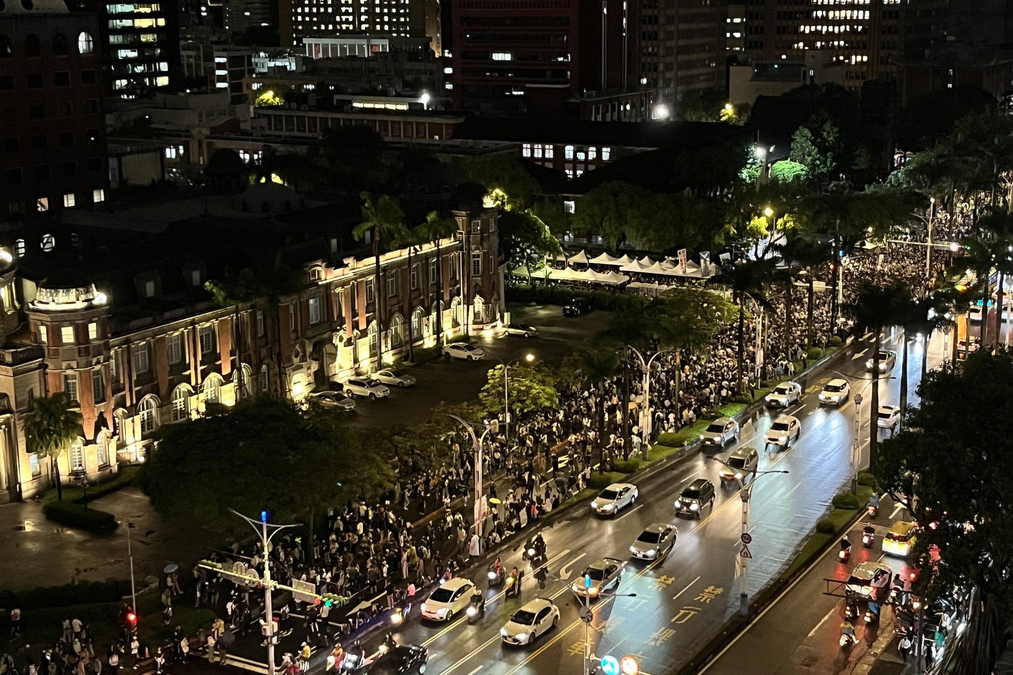 民眾聚集在青島東路抗議，主辦方宣布超過3萬人走上街頭。