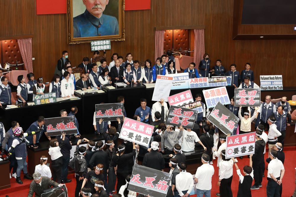 最近關於《立法院職權行使法》第25條修正案的爭議，可能只是未來4年立法院內情況的預演。圖為立法院審查國會改革五法議場。