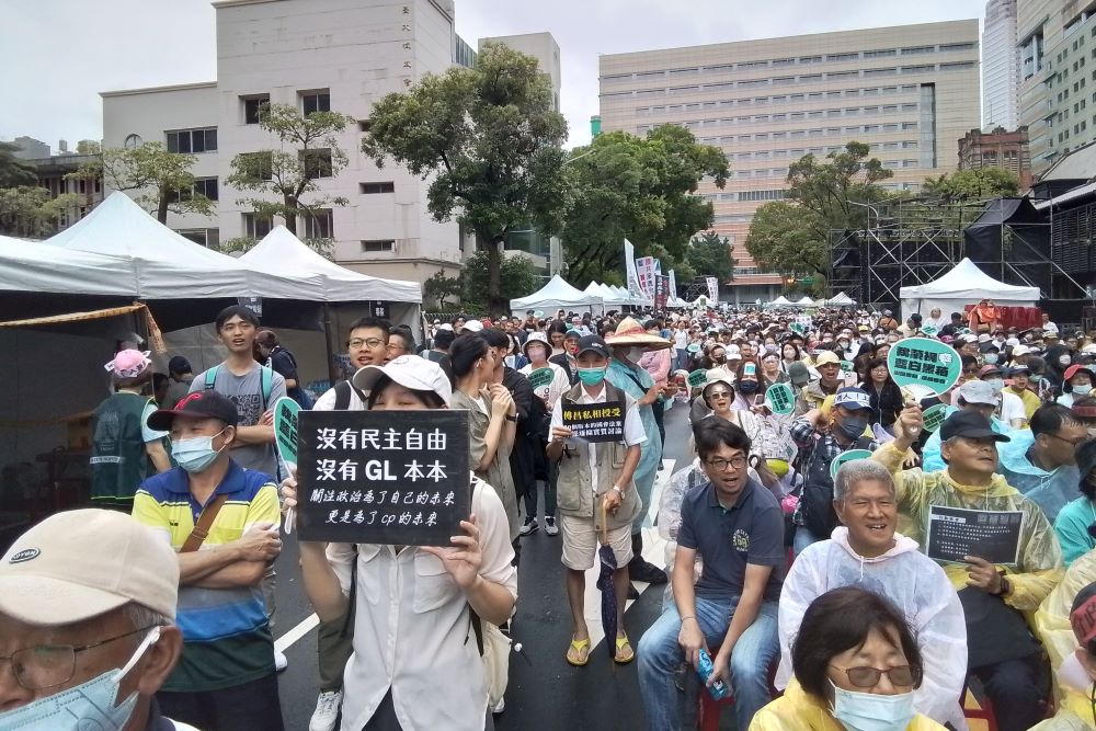 有人說，青鳥行動成為了另類的「新一代設計展」，以前靠主辦單位的文宣產出，現在是連主辦單位都無法掌控的自由奔放。