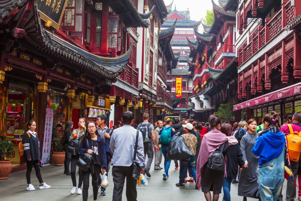 中國政府積極振興入境旅遊，放寬許多政策，但卻有反覆與前後矛盾之處，無疑給國際旅客和酒店業者帶來困惑和不便。