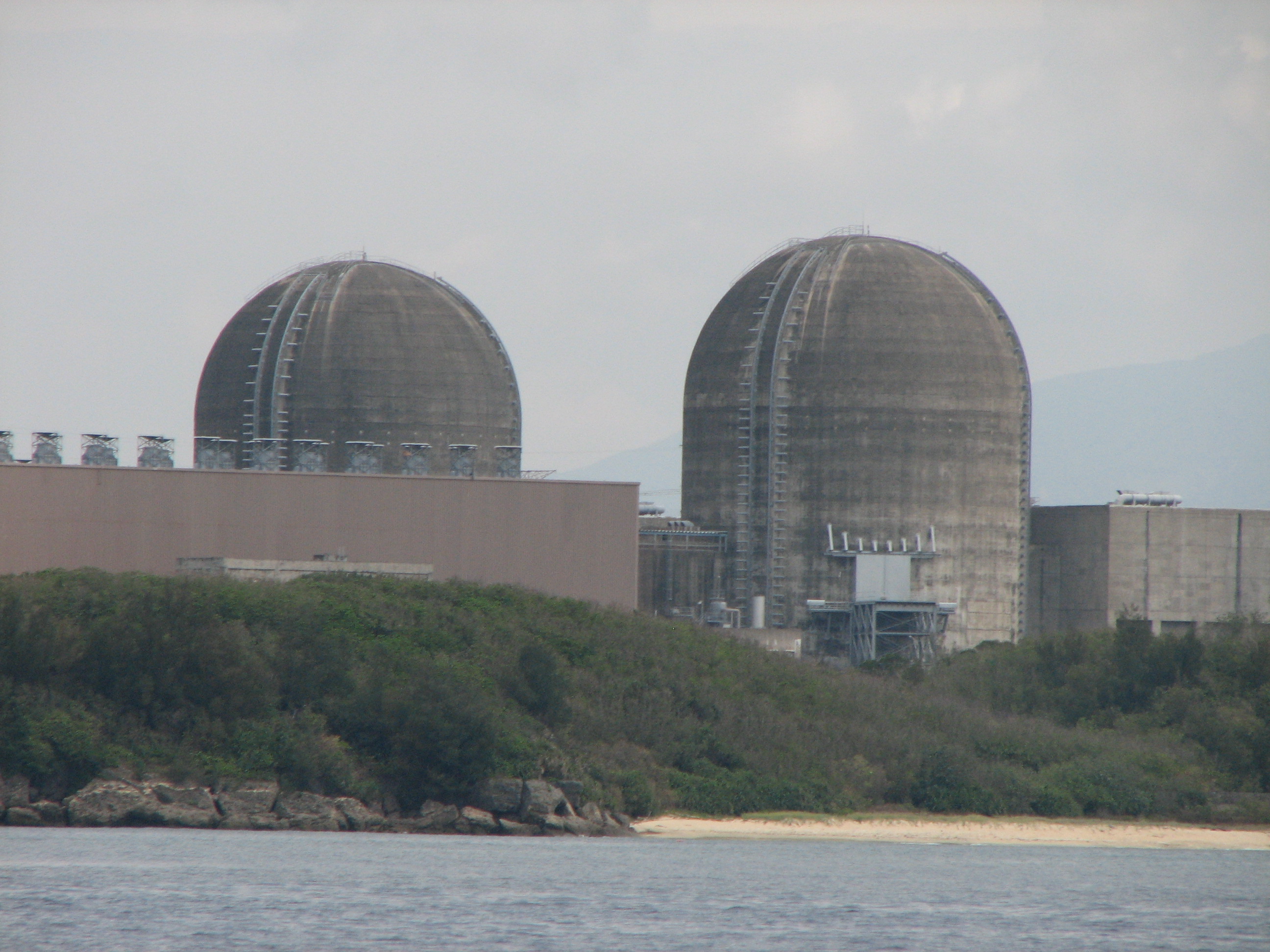 每當經濟發展需要更多電力，就有興建或延長核能電廠的使用壽命的呼聲，但無法處理的核廢料卻轉嫁給了公民社會。