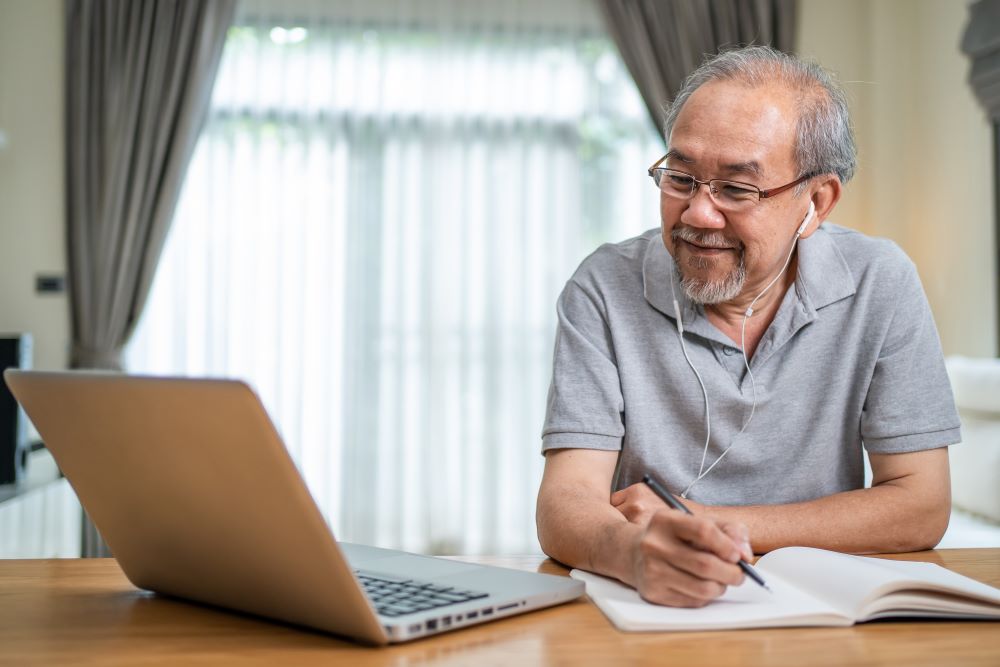 考大學是現在高中生的「理所當然」，卻是中高齡者「加倍努力」才能達成的心願。高年級生的大學夢，有機會成為高等教育招生困境的解方之一嗎？