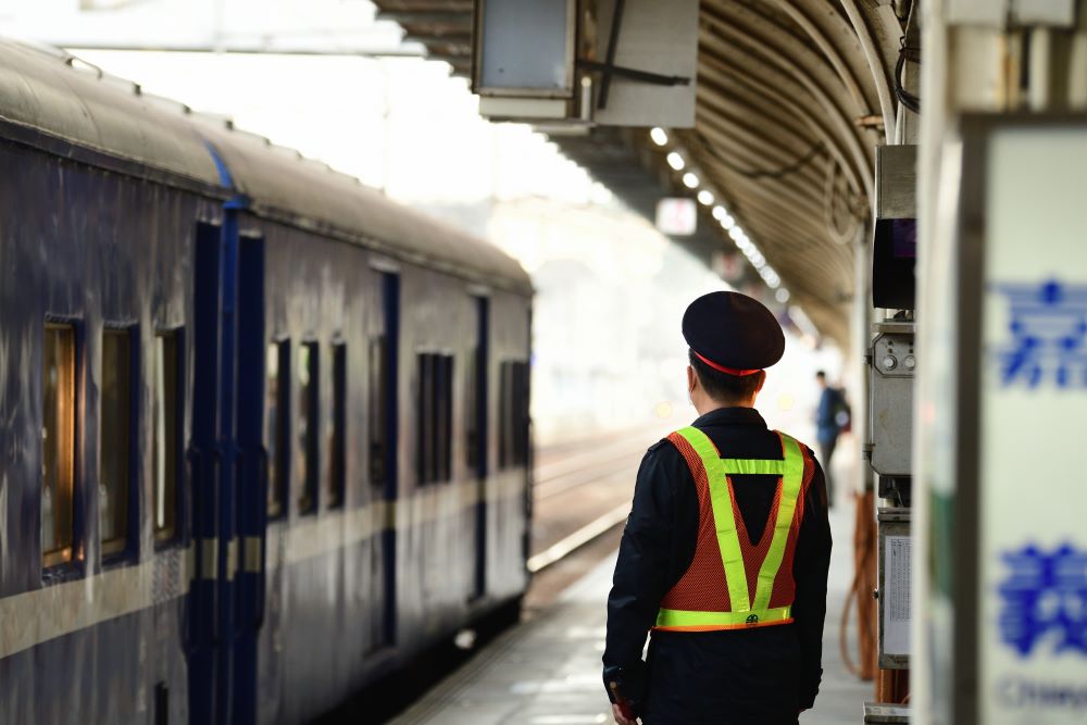 當台鐵力求服務至上，但不從政策面下手，容易造成旅客乘車時錯誤百出，影響員工的值勤狀況。