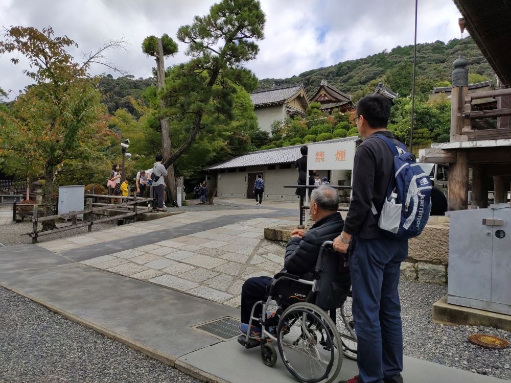 全世界通用設計落實得最徹底的國家──日本，是由中央制訂政策和規範，各地方政府遵循執行，並可在此基礎上自行採取更多更好的措施。