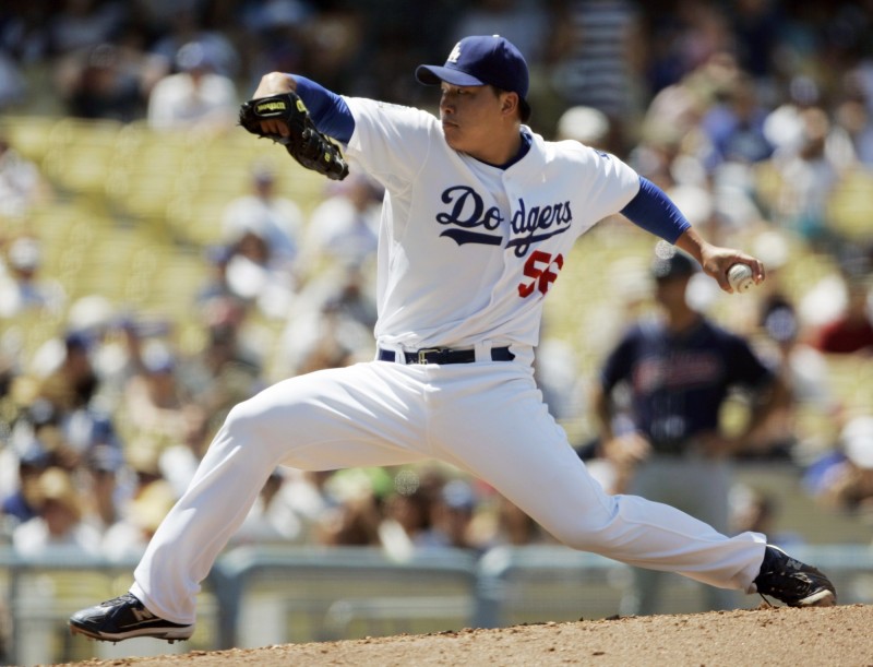 郭泓志是職棒選手，如今成為一名斜槓運動員。圖為郭泓志在2005年MLB初登板拿下首勝。