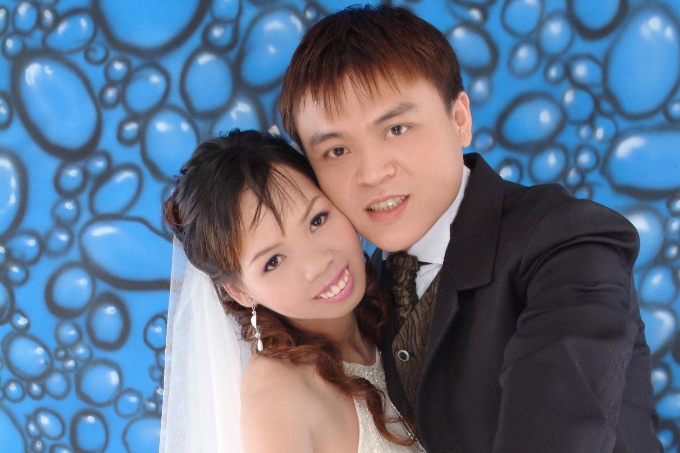 曾經是移工，隨後成為新住民，即使和我的先生有戀愛基礎，但結婚後我們依然面臨許多挑戰。我逐漸發現，自由戀愛並不是唯一讓婚姻幸福的途徑。