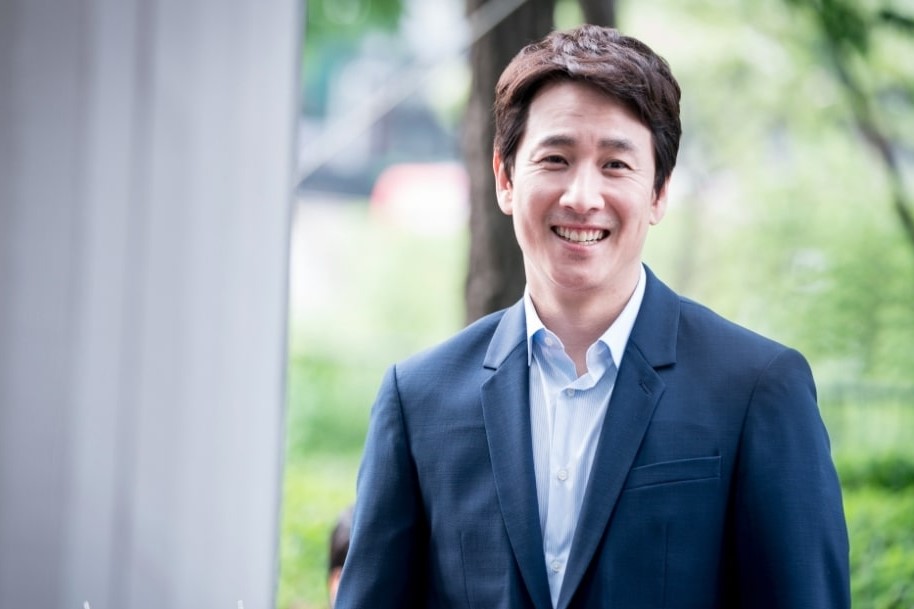 《我的大叔》裡的朴東勳，在結尾時笑得好陽光，希望已經離開的李善均也是如此，以後我們有機會相遇，也要愉快打招呼。