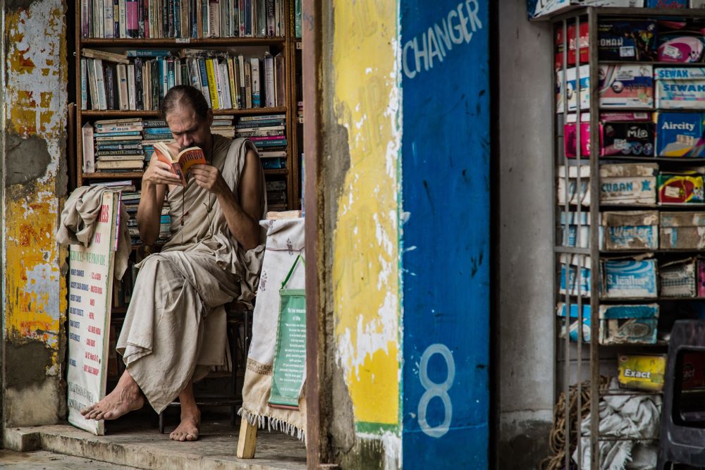比起圖書館的空間，小書店放不了幾本書。比起大書店的商業規模，小書店策展能量有限。那小書店的存在，有什麼時代意義呢？