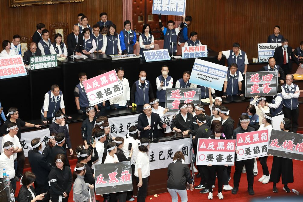在野黨聯手推出國會改革法案，意在強化國會權能。而新任總統就職後亦不遑多讓。圖為立法院審查國會改革五法議場。