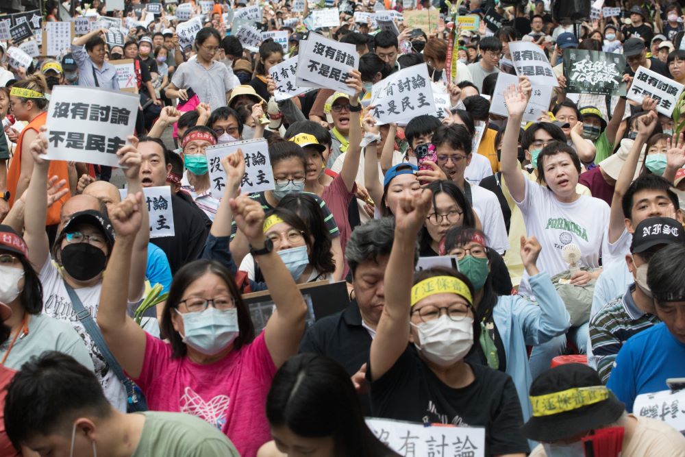 現代民主在近期發展中，雖然能夠帶來許多好處，但也會產生人民與國家距離「遙遠」的問題。圖為2024年台灣的青鳥行動。