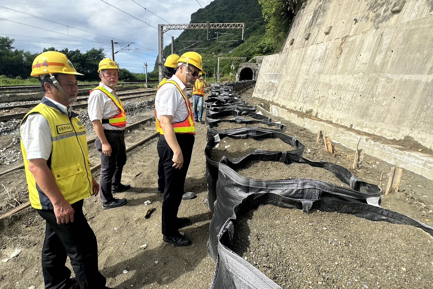 台鐵人員因應凱米颱風，7月23日赴花蓮地區實地巡查防颱準備情形。