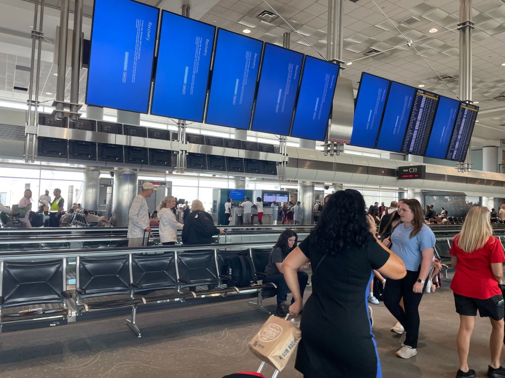 微軟全球大當機造成極大影響，不少航空公司不得不臨時改用人工登記，甚至數千航班被取消。