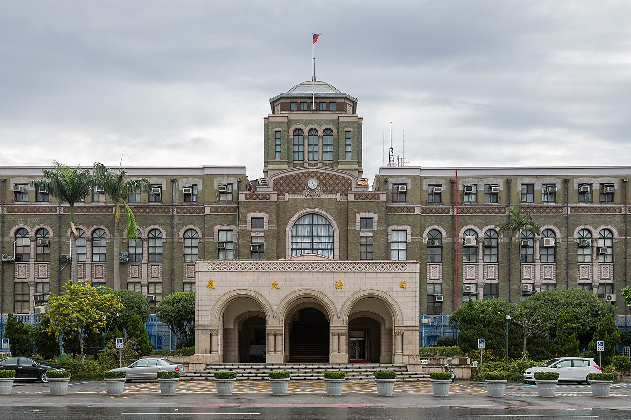 如果翻開台灣司法過往的歷史，確實存在有和黨國過從甚密的過往，還流傳著「法院是某某黨開的」這樣的耳語。所以，讓民眾重新相信司法，有可能嗎？