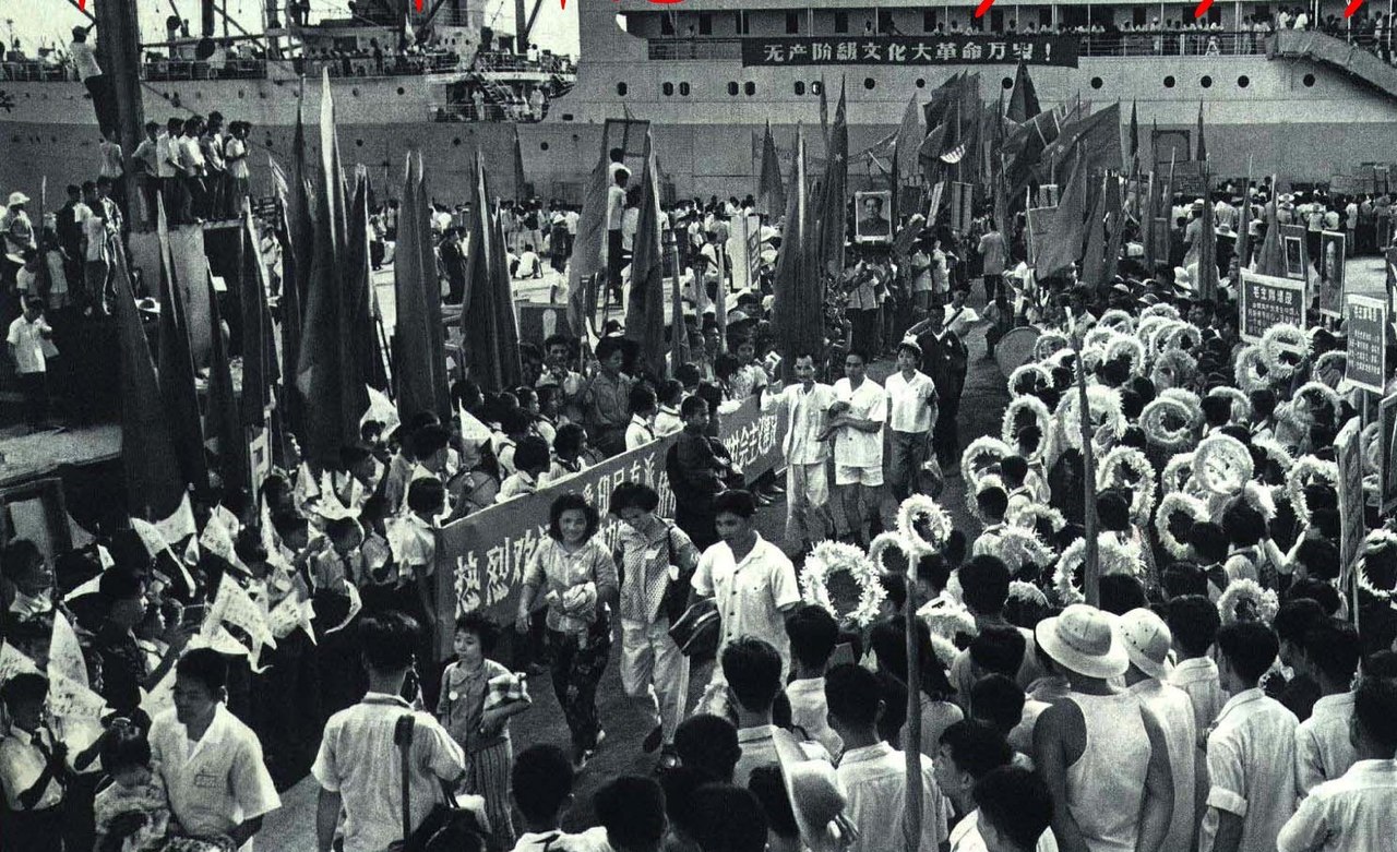 圖為1966年10月從印尼撤離到中國的僑民。