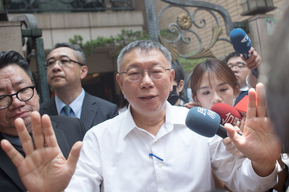 柯文哲因為涉及京華城案件，被廉政署帶到台北地檢署調查，隔天（8月31日）被檢察官逮捕。檢方要求將他羈押並禁止接見，但經過審理，法院在9月2日凌晨裁定讓他無保釋放。