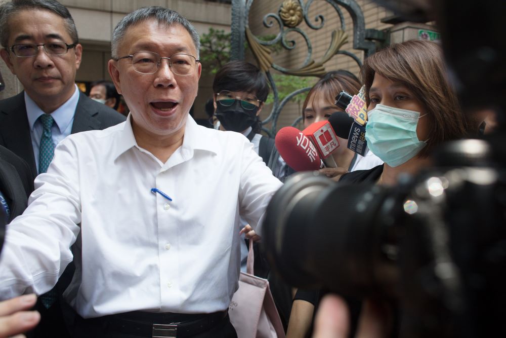 蓋章、簽字、授意的市長柯文哲，喊著不知情的時候獲得無保請回，然後現在檢方企圖控告的竟然是資深事務官，這是一場鬧劇，也是一場都市計畫的悲劇。