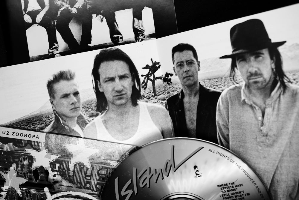 U2被譽為是「地表最強搖滾樂團」，國際聲望頗高，但為何愛爾蘭電台很少放送？背後除了版權因素是否還有其他原因？