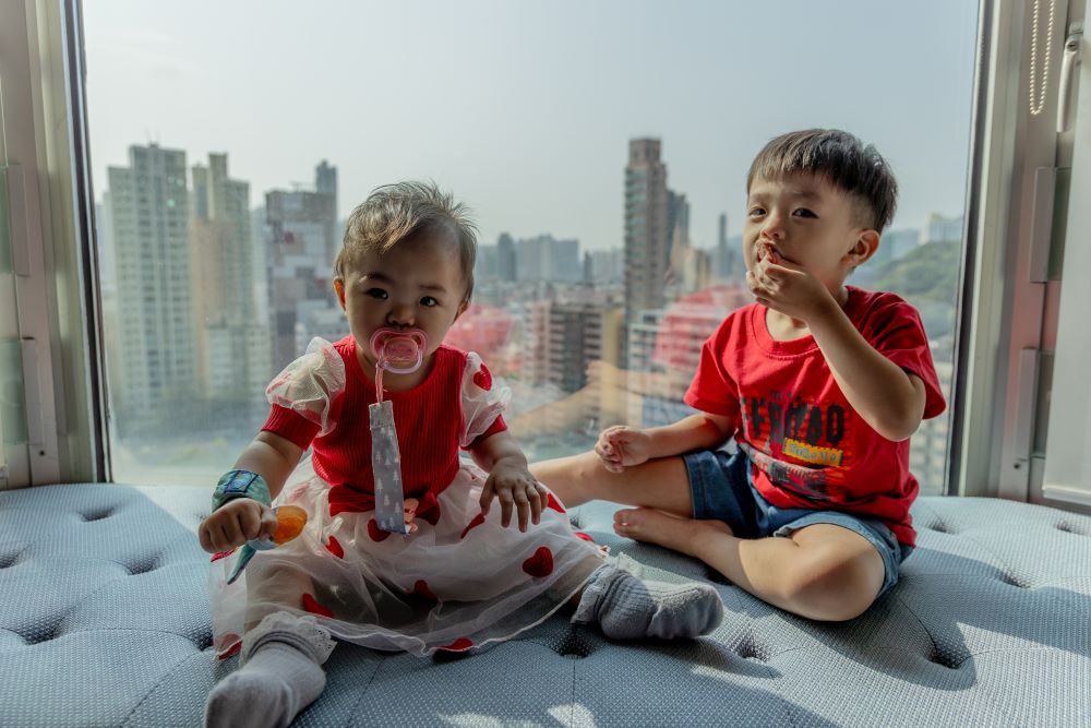 當年，因為一胎化政策，許多家庭被迫遺棄嬰兒。如今，隨著中國的跨國收養結束，也象徵著一個時代的結束。