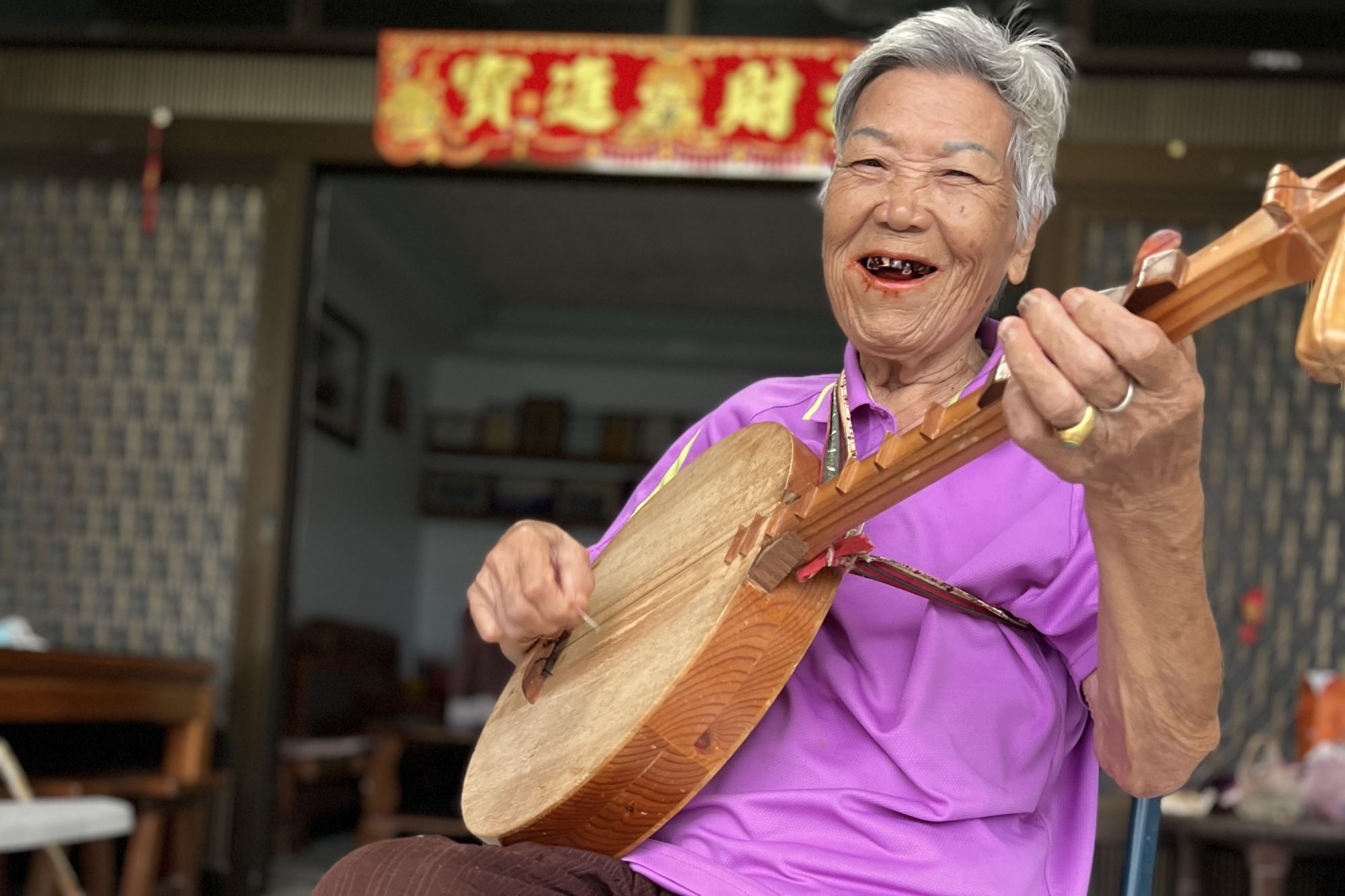 民謠國寶張日貴阿嬤chill地自彈自唱。
