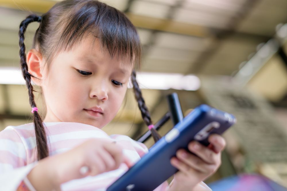 如果孩子在滑抖音、IG、Youtube時「拉快轉」，或跳過了部分內容，那他們在學習、讀書時，是否也出現拉快轉現象？