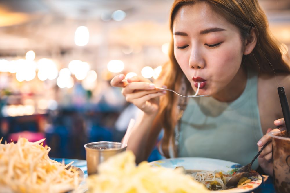 當你多點耐心、多刷幾則美食介紹，不難發現，大家有著高度相似性：店家重複、餐點重複、鏡頭重複、取景重複，甚至連介紹菜色的「說詞」也高度重複。