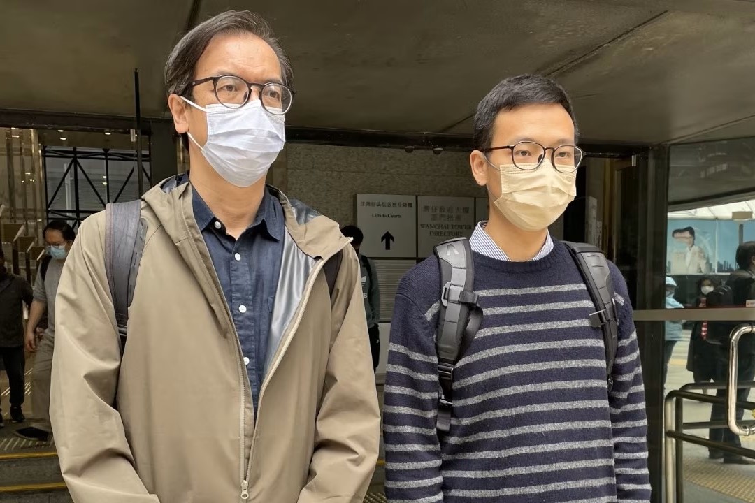 已停運的香港網媒《立場新聞》前總編輯鍾沛權（左）及前署理總編輯林紹桐（右）走出灣仔區域法院。
