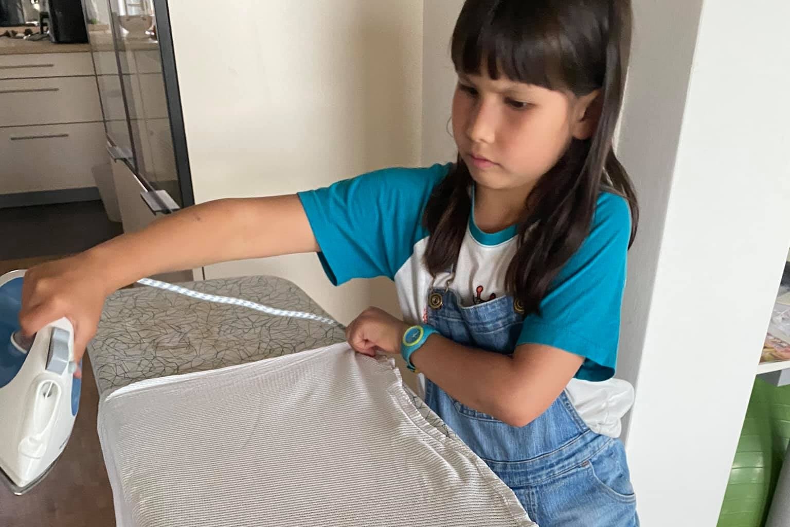 我的三位女兒們自６歲開始就得負責燙衣服，他們都是「熨斗小孩」。